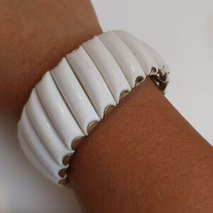 Vintage Mid-Century Inlaid White Plastic Beads Expandable Bangle Bracelet